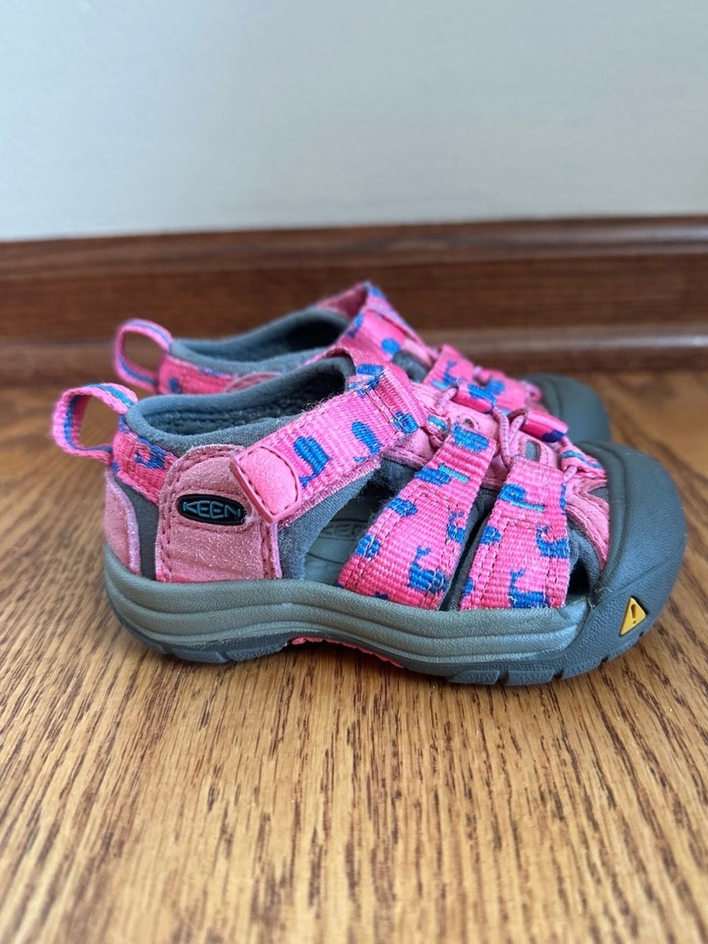 KEEN Newport Sandals Girls 5 Pink Whales